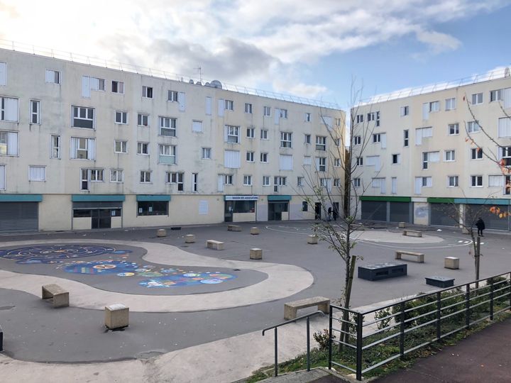 La place de l'Ellipse, au cœur de la cité de la Noé, à Chanteloup-les-Vignes (Yvelines), le 5 novembre 2019. (JULIETTE CAMPION / FRANCEINFO)