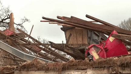 Une tornade s’est abattue, jeudi 9 mars, sur la commune de Pontarion, dans la Creuse. Le phénomène météorologique a provoqué d’importants dégâts matériels et les habitants tentent de reprendre leurs esprits. (France 2)