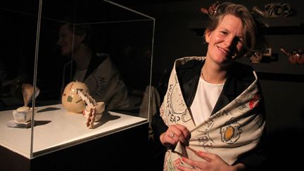 Laure Prouvost devant son installation vidéo "Wantee", Turner Prize 2013 (Derry, 2 décembre)
 (Peter Muhly / AFP)