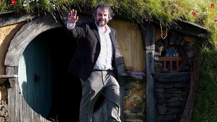 Peter Jackson, réalisateur du &quot;Hobbit : un voyage inattendu&quot; devant un décor du film, le 28/11/2012, jour de la 1re mondiale du film à Wellington
 (Marty Melville / AFP)