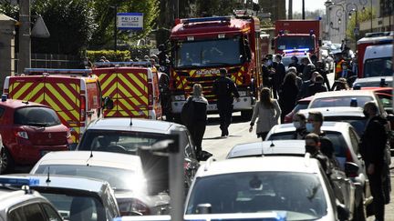 L'assaillant a été tué par les tirs d'un policier, après son attaque au couteau vendredi 23 avril à Rambouillet. (BERTRAND GUAY / AFP)