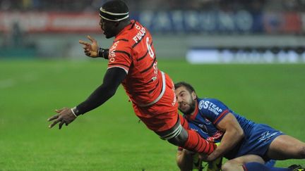 Yannick Nyanga s'est heurté au plaquage de Benjamin Thiery. (JEAN-PIERRE CLATOT / AFP)