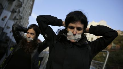 Des militants d'Amnesty International, devant le parlement espagnol, à Madrid, en novembre 2014. (ANDREA COMAS / X90037)