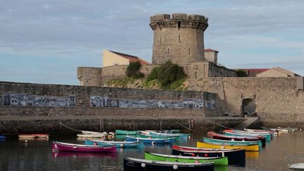 Construite sous Louis XIII, la forteresse maritime de Socoa est située au bout de la baie de Saint-Jean-de-Luz. Le lieu est prisé des habitants, qui apprécient son calme.