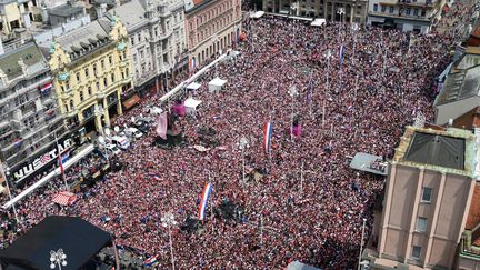 La foule s'est massée sur la place Bana Jelacica de Zagreb, lundi 16 juillet 2018, afin de célébrer le très beau tournoi des joueurs croates. (DENIS LOVROVIC / AFP)