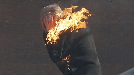 Les tentes situ&eacute;es autour du monument ont pris feu les unes apr&egrave;s les autres. Les manifestants ont ripost&eacute; en jetant des pav&eacute;s. (EFREM LUKATSKY / AP / SIPA)