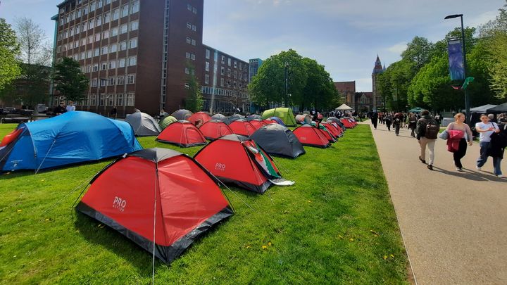 Tents were set up on the lawn of Manchester University in protest.  (RICHARD PLACE / RADIO FRANCE)