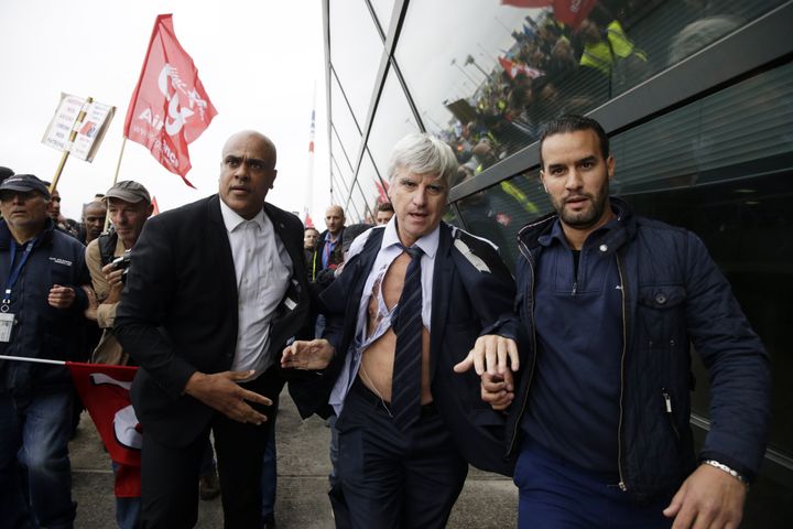 Pierre Plissonnier, &eacute;vacu&eacute; du CCE d'Air France lundi 5 octobre 2015. (KENZO TRIBOUILLARD / AFP)