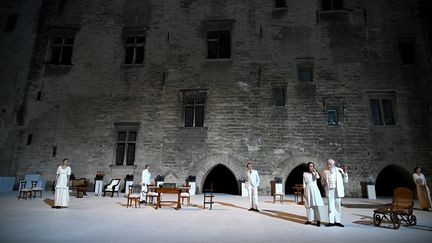 Répétition de la pièce "Architecture" de Pascal Rambert, dans la cour d'Honneur du Palais des Papes à Avignon (Vaucluse), le 2 juillet 2019. (GERARD JULIEN / AFP)