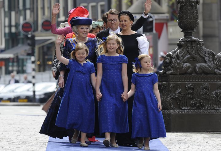 Les princesses Ariane, Catharina-Amalia et Alexia arrivent &agrave; l'intronisation de leur p&egrave;re, le prince&nbsp;Willem-Alexander, le 30 avril 2013 &agrave; Amsterdam (Pays-Bas). ( AFP)