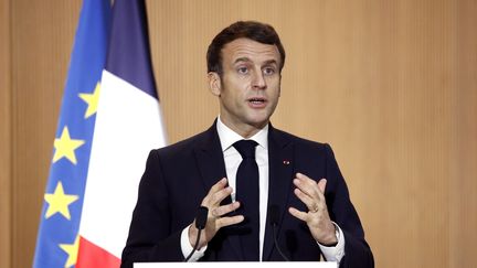 Emmanuel Macron&nbsp;présente,&nbsp;à l'université de Paris-Saclay (Essonne), un plan d'investissement national dans les technologies quantiques, le 21 janvier 2021.
 (YOAN VALAT / POOL / AFP)