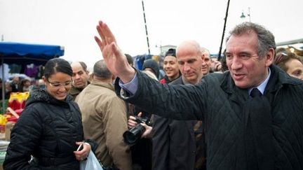 Bayrou sur le marché de Mantes (BERTRAND LANGLOIS / AFP)