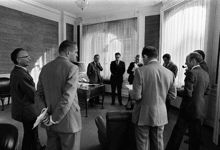 Réunion de la Direction du Monde en 1970. Alors rédacteur en chef, André Fontaine est au centre de la photo entre Jacques Fauvet et André Laurens.
 (AFP)