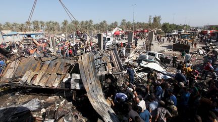 Les restes d'un camion explosé par un kamikaze&nbsp;au niveau d'un checkpoint aux abords de la ville de Hilla, au sud de Bagdad, en Irak, le 6 mars 2016.. (ALAA AL-MARJANI / REUTERS)