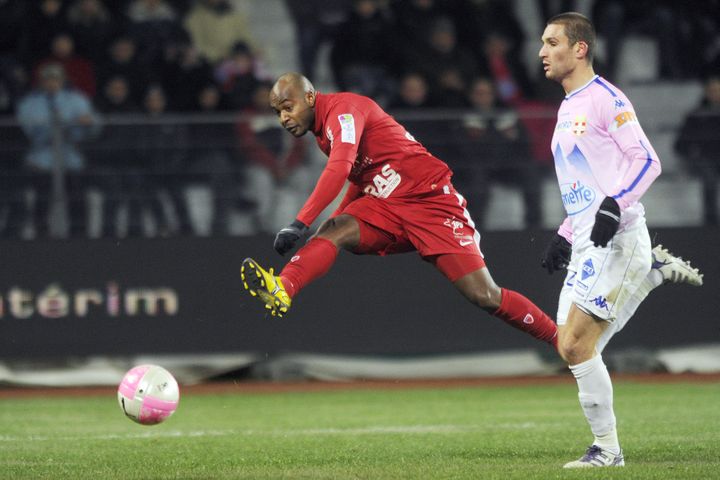 Le Dijonnais Brice Jovial frappe lors du match opposant son &eacute;quipe &agrave; Evian Thonon Gaillard, le 14 janvier 2012. (SEBASTIEN BOZON / AFP)