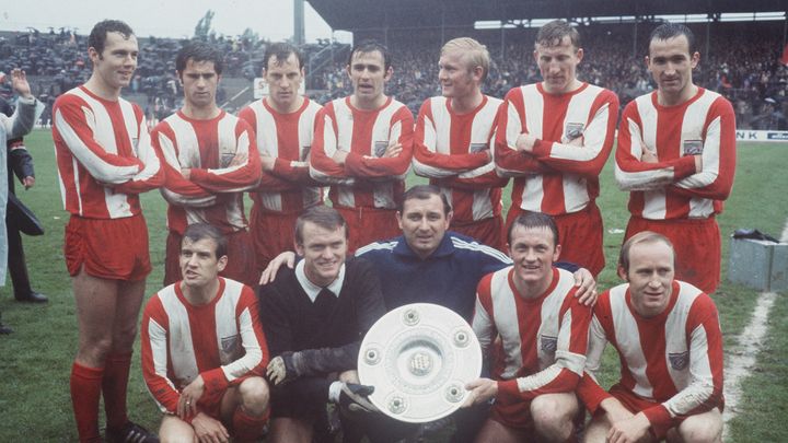 Franz Beckenbauer (premier débout en partant de la gauche) et ses coéquipiers du Bayern Munich, parmi lesquels l'attaquant Gerd Müller et le gardien de but Sepp Maier, lors du sacre de champion d'Allemagne en 1969. (SVEN SIMON / AFP)