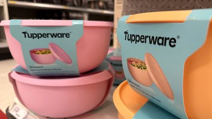 Des produits de conservation alimentaire Tupperware  exposés sur une étagère en vente dans un magasin, le 18 septembre 2024. (JUSTIN SULLIVAN / GETTY IMAGES NORTH AMERICA)