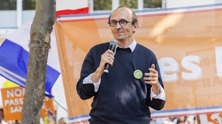 Fabrice Di Vizio prend la parole lors d'une manifestation contre le pass sanitaire organisée par le mouvement Les Patriotes, 17 juillet 2021, à Paris. (MAXPPP)