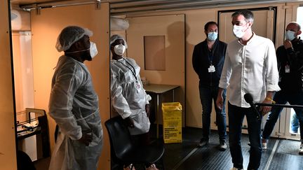 Le ministre de la Santé Olivier Veran visite une installation de dépistage du Covid-19 au festival Solidays, le 4 juillet 2021 à Paris. (STEPHANE DE SAKUTIN / AFP)