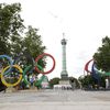 Les anneaux olympiques à côté des Agitos, le symbole des Jeux paralympiques, sur la place de la Bastille, à Paris, le 21 juillet 2024. (CHINA NEWS SERVICE / GETTY IMAGES)