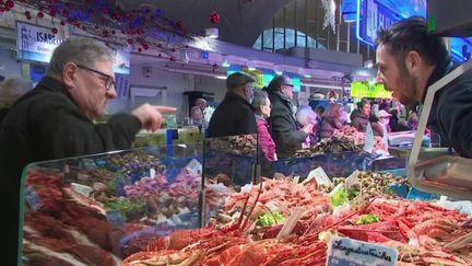 Noël et fêtes de fin d’année : les Français effectuent leurs derniers achats quelques heures avant le réveillon (Capture France 3)