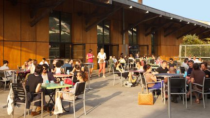 Des Lillois profitent des terrasses de l'espace Saint-Sauveur, le&nbsp;2 octobre 2015. (GUILLAUME SOULARUE / ONLY FRANCE / AFP)