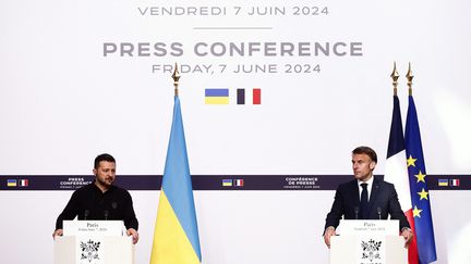 Le président ukrainien Volodymyr Zelensky et le chef d'Etat français Emmanuel Macron, lors d'une conférence de presse commune à l'Elysée, à Paris, le 7 juin 2024. (YOAN VALAT / AFP)