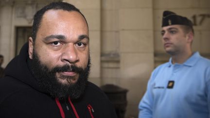 L'humoriste Dieudonn&eacute; au tribunal de Paris, le 13 d&eacute;cembre 2013. (JOEL SAGET / AFP)