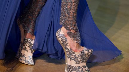 On continue dans le futuriste avec ces "chaussures" de la maison Jantaminiau. Va descendre les escaliers avec &ccedil;a aux pieds... (VICTOR BOYKO / GETTY IMAGES)