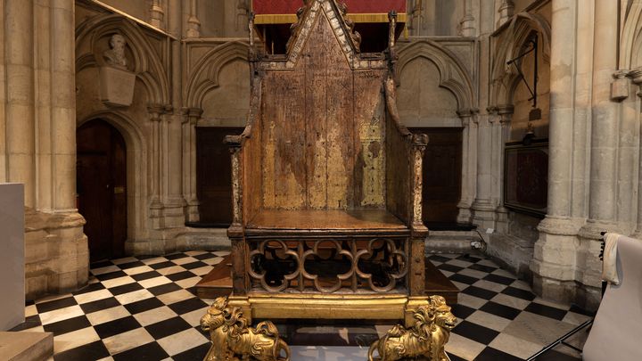 La chaise du roi Edouard, ici présentée dans l'abbaye de Westminster, vieille de plus de 700 ans, accueillera Charles III pour son onction et sa bénédiction par l'archevêque de Canterbury. (DAN KITWOOD / POOL)