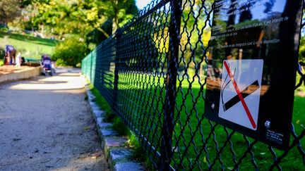 Un panneau informant de l'interdiction de fumer dans les aires de jeux pour enfants (MAXPPP)