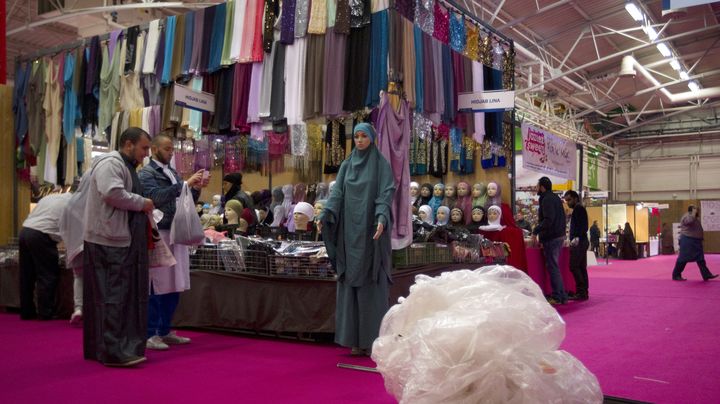 Des exposants pr&eacute;parent leur stand au salon de l'Union des organisations islamiques de France, le 6 avril 2012, au parc des expositions du Bourget. (JOEL SAGET / AFP)