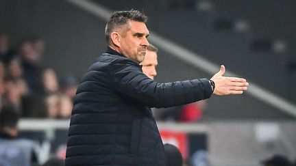 L'entraîneur Jocelyn Gourvennec sur le banc du LOSC, le 16 avril 2022. (MATTHIEU MIRVILLE / AFP)