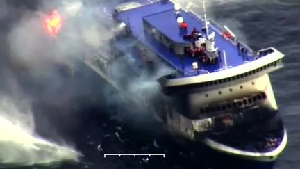 Capture d'&eacute;cran d'une vid&eacute;o prise par les&nbsp;garde-c&ocirc;tes italiens prise pr&egrave;s&nbsp;du ferry en d&eacute;tresse au large de l'Albanie, le 28 d&eacute;cembre 2014.&nbsp; (GUARDIA COSTIERA / AFP)