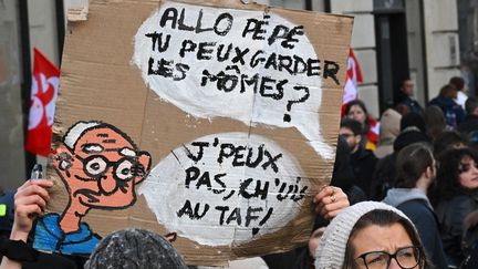 Qui va garder les enfants ? A Lille, des manifestants se posent la question. (FRANCOIS LO PRESTI / AFP)