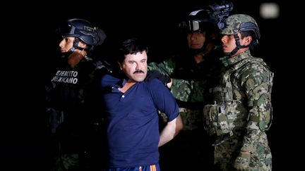 Des soldats escortent Joaquin "El Chapo" Guzman, le 8 janvier 2016 à Mexico. (TOMAS BRAVO / REUTERS)