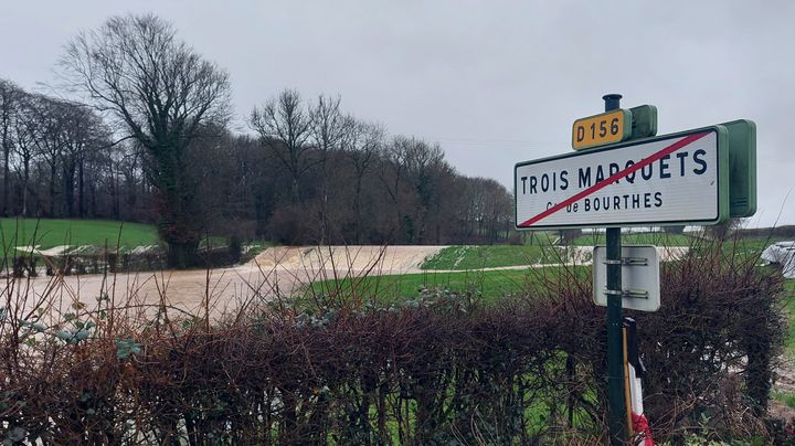 Une digue submergée à Trois-Marquets, sur la commune de Bourthes (Pas-de-Calais), le 2 janvier 2024. (FABIEN MAGNENOU / FRANCEINFO)