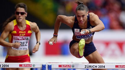 Cindy Billaud (à droite) lors des séries du 100m haies (OLIVIER MORIN / AFP)