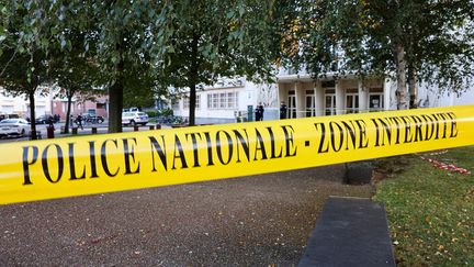 Devant le lycée Gambetta à Arras (Pas-de-Calais) le 14 octobre 2023 (DENIS CHARLET / AFP)