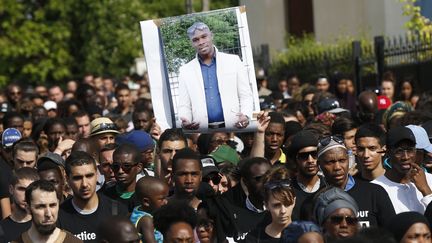 Une manifestation organisée par la famille d'Adama Traoré, le 22 juillet 2016, à Beaumont-sur-Oise (Val-d'Oise). (THOMAS SAMSON / AFP)