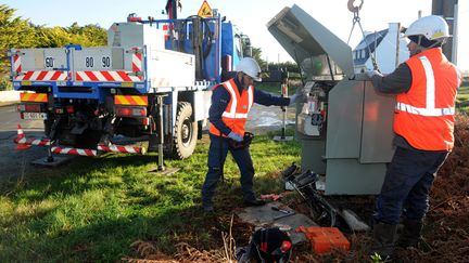 Les techniciens travaillent pour rétablir l'électricité, ici à Trégunc dans le Finistère, le vendredi 13 janvier 2017. (FRED TANNEAU / AFP)