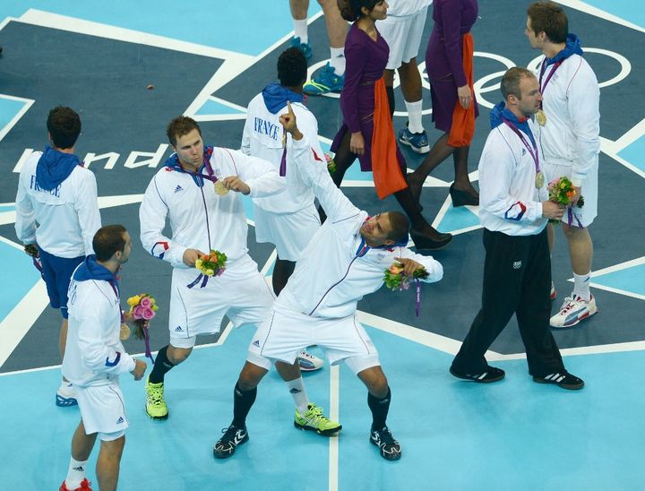 Daniel Narcisse la joue Usain Bolt après la victoire des Bleus contre la Suède en finale des Jeux olympiques de Londres, le 12 juillet 2012. (FRANCK FIFE / AFP)