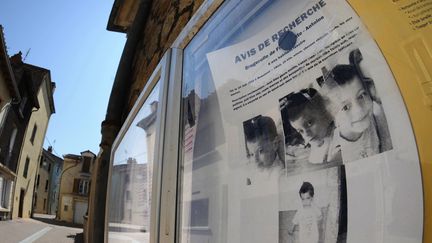 Le 8 septembre 2009, des affiches sont placard&eacute;s dans les rues d'Issoire, un an apr&egrave;s la disparition d'Antoine.&nbsp; ( MAXPPP)