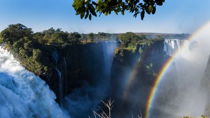 Les chutes Victoria, inscrites au Patrimoine mondial de l'Unesco en 1989, sont sur le fleuve Zambèze, à la frontière entre la Zambie et le Zimbabwe. L'installation de barrages et la mauvaise gestion des ressources en eau mettent en danger le site, d'après WWF. (CHARTON FRANCK / HEMIS.FR / AFP)