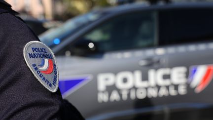 A police officer in uniform near his vehicle. Illustrative image. (HERVE KIELWASSER / MAXPPP)