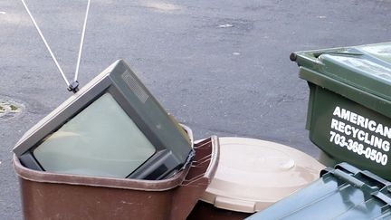 Une t&eacute;l&eacute;vision &agrave; tube cathodique dans une poubelle &agrave; Burke (Etats-Unis), le 12 juin 2009. (TERRY BOCHATEY / REUTERS)