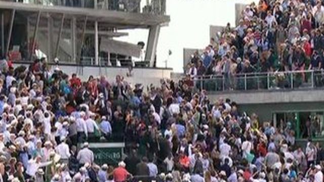 Roland-Garros : une plaque en métal tombe sur une tribune du court central