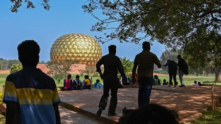 Des visiteurs à Auroville, près de Pondichéry (Inde) le 6 février 2021 (PUNIT PARANJPE / AFP)