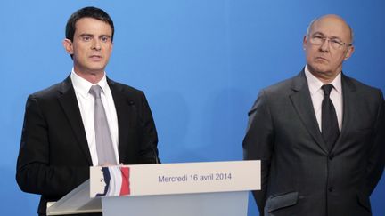 Le Premier ministre, Manuel Valls, et le ministre des Finances, Michel Sapin, lors d'un point presse &agrave; l'Elys&eacute;e, le 16 avril 2014. (PHILIPPE WOJAZER / AFP)