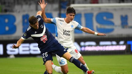 Le Bordelais Basic et le Marseillais Balerdi à la lutte, le 15 août au Stade Vélodrome.&nbsp; (SYLVAIN THOMAS / AFP)